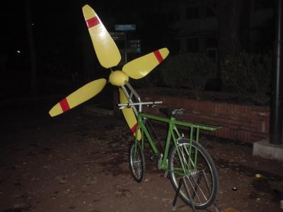 忠実に再現した空飛ぶ自転車の写真